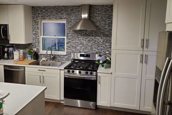 A kitchen with backsplash